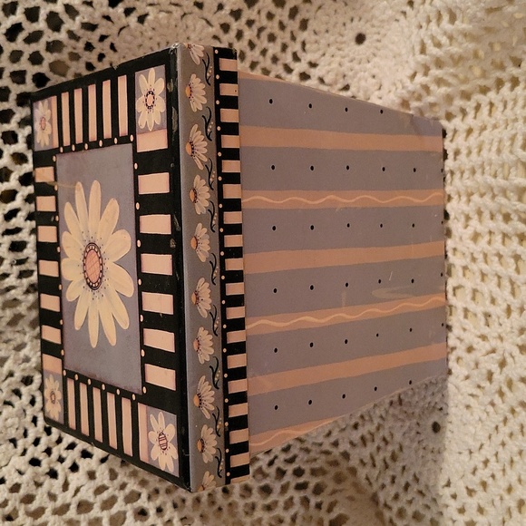 Daisy print gift box - Picture 2 of 7